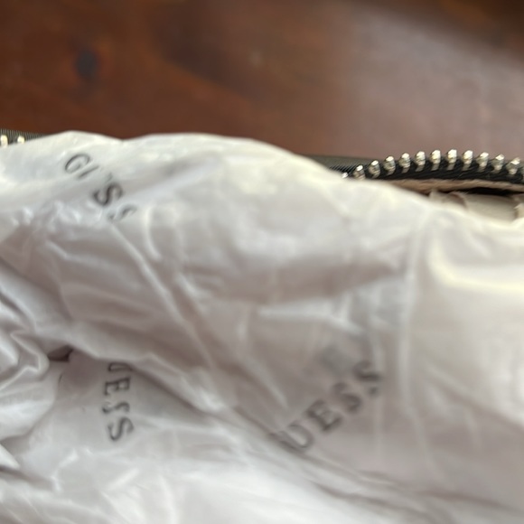 NWT guess purse . Selling to pay for post chemo - Picture 6 of 6